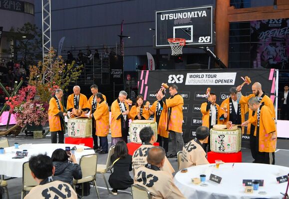 鏡開きが行われたオープニングセレモニー＝24日午後６時25分、宇都宮市馬場通り１丁目