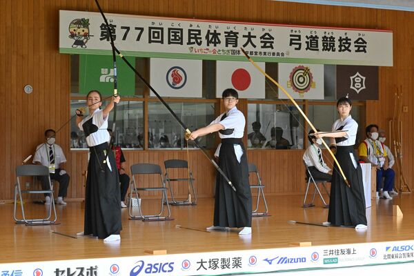 弓道成年女子決勝　遠的で優勝した本県チーム＝ユウケイ武道館