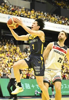 第３クオーター、ブレックスの小川が速攻でレイアップシュートを決める＝日環アリーナ栃木、鈴木久崇撮影