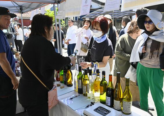 多くの人でにぎわった青空ワインフェス