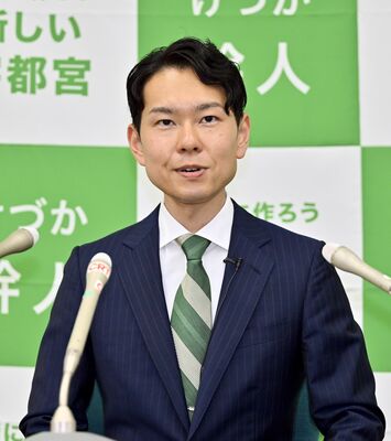 出馬会見で決意を述べる毛塚氏＝11日午後、県庁記者クラブ