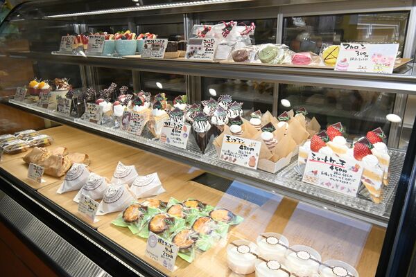 ケーキなどが並ぶショーケース