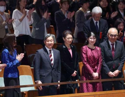 　バレエ公演「くるみ割り人形」の会場に到着された天皇、皇后両陛下と愛子さま＝１９日夜、東京都渋谷区の新国立劇場（代表撮影）