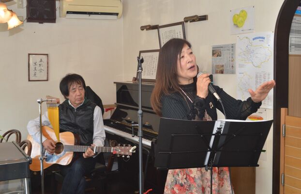 歌声広場などを開いている川崎くみさん（右）と清市さん
