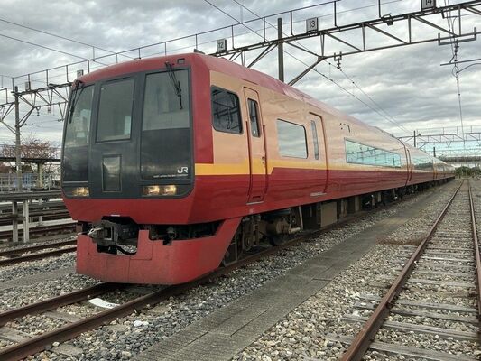 朱色を基調とした現行の「特急きぬがわ」（ＪＲ東日本大宮支社提供）