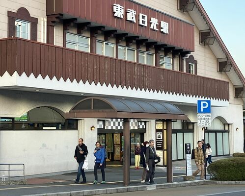 東武日光駅前でタクシーを待つ人たち＝５月上旬、日光市松原町