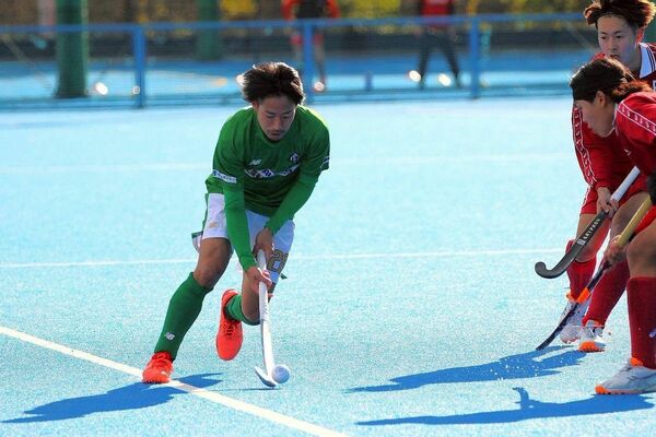 リーベのMF星がボールを運ぶ=大井ホッケー競技場