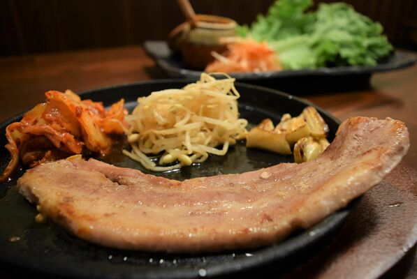 豚肉のうま味が存分に味わえる「みや美豚のサムギョプサル」