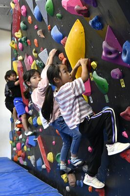 ボルダリングを体験する子どもたち