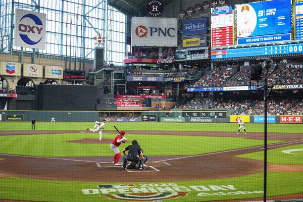 エンゼルス戦に先発でメジャー初登板し、初球を投じるアストロズ・今井＝ヒューストン（共同）