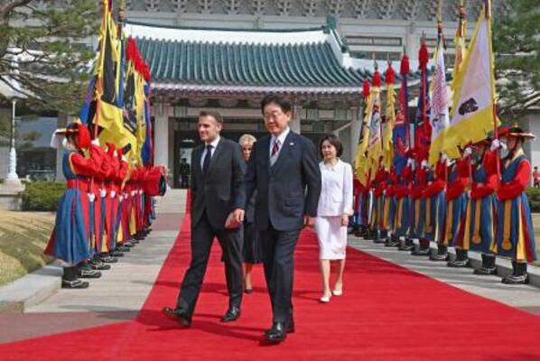 　韓国大統領府で開かれた歓迎式典に臨むフランスのマクロン大統領（左）と韓国の李在明大統領＝３日、ソウル（共同）