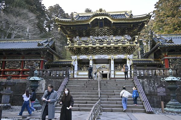 参拝者が行き交う日光東照宮陽明門前