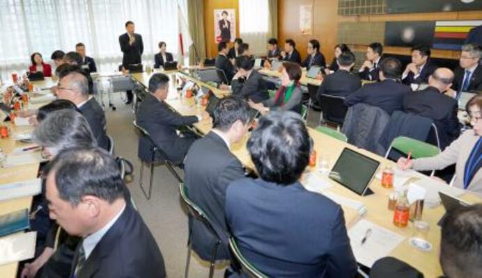 　自民党本部で開かれた外国人政策本部の会合＝２０日午後、東京・永田町