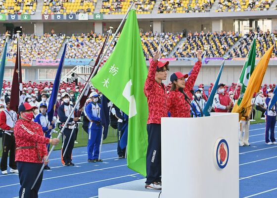 開会式で選手宣誓するスポーツクライミングの楢崎智亜（中央左）とホッケーの狐塚美樹（同右）。左は本県旗手のウエイトリフティングの塚田＝１日午後３時10分、カンセキスタジアムとちぎ