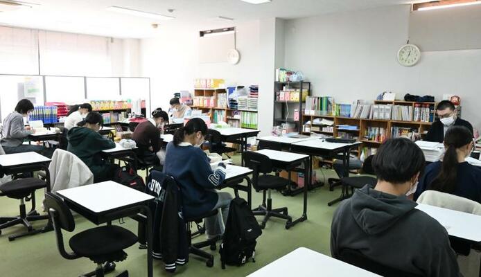 受験を控え、特別授業を受ける中学生たち＝２５日午後、宇都宮市大通り５丁目