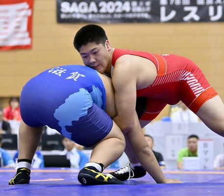 レスリング少年男子グレコローマンスタイル１２５キロ級決勝　果敢に攻める阿部（右、足大付高）＝佐賀県嬉野市中央体育館
