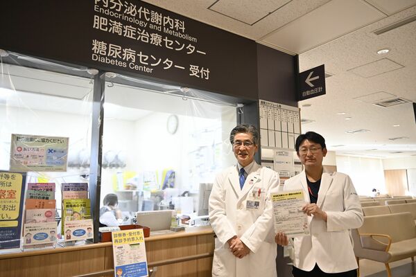 獨協医大病院に開設した肥満症治療センターの受付窓口に立つ麻生院長（左）ら＝１月、壬生町北小林