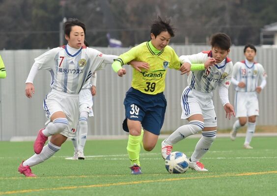 前半４分、栃木ＳＣブルーのＭＦ上村（左から２人目）がドリブルで突破を図る＝真岡市総合運動公園運動広場