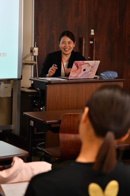 日本女子体育大の講師に就任し、授業で指導する榎本さん＝東京都世田谷区の日本女子体育大