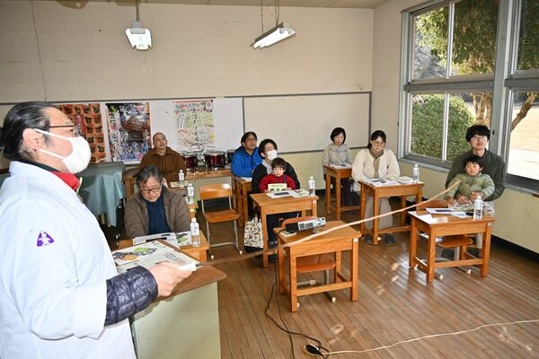 小林一三社長から酒造り工程の話を聴く体験作業参加者＝１月１１日、鹿沼市上粕尾