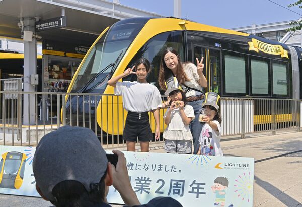 運行開始から２周年を迎えたＬＲＴ。定時性や速達性、バリアフリーなどで人気だ
