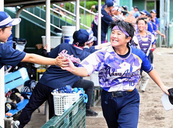 初優勝を果たし、応援団と笑顔でハイタッチするNasu Angelsの選手たち