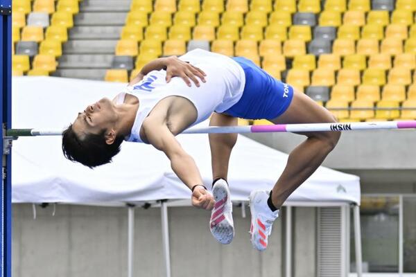 男子走り高跳びで２メートル０８を跳び初優勝した石見（東海大）＝カンセキスタジアムとちぎ、鈴木航撮影