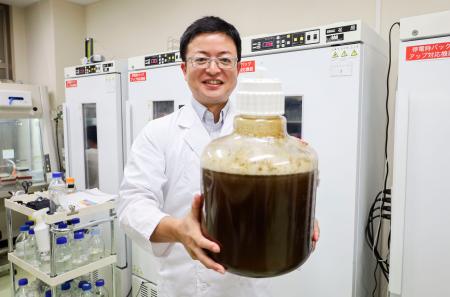　ケイ藻を大量に培養する方法の確立に成功した、豊橋技術科学大の広瀬侑准教授＝２０２５年９月２日、愛知県豊橋市