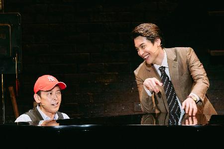 ミュージカル「MURDER for Two」より。ピアノを弾く坂本昌行(左)と、海宝直人(撮影・関口佳代)