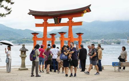 　訪日客らでにぎわう広島県廿日市市の宮島。奥は厳島神社の大鳥居＝１２日