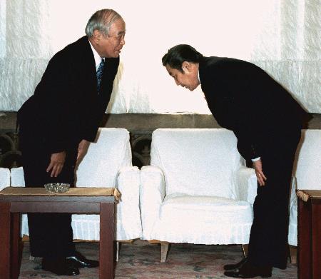 　１９９６年１月、米軍基地問題を巡る初会談に臨む橋本首相（右）と大田昌秀沖縄県知事＝首相官邸