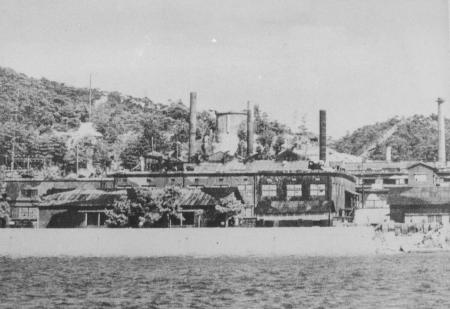 　終戦まで毒ガス兵器が製造された広島県竹原市・大久野島の忠海製造所＝１９４６年