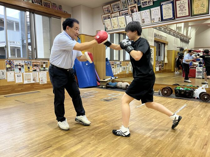数多くの有名選手を輩出している北村 員也監督（左）