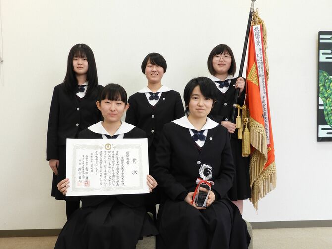 昨年のまんが甲子園で日本一に輝いた宇都宮文星女子高校の左下から寺島 蒼依（あおい）さん２年、古澤 舞（まい）さん１年。左上から舘野 朝美（あさみ）さん２年、奥寺 陽（ひなた）さん３年、長嶋 更紗（さらさ）さん１年