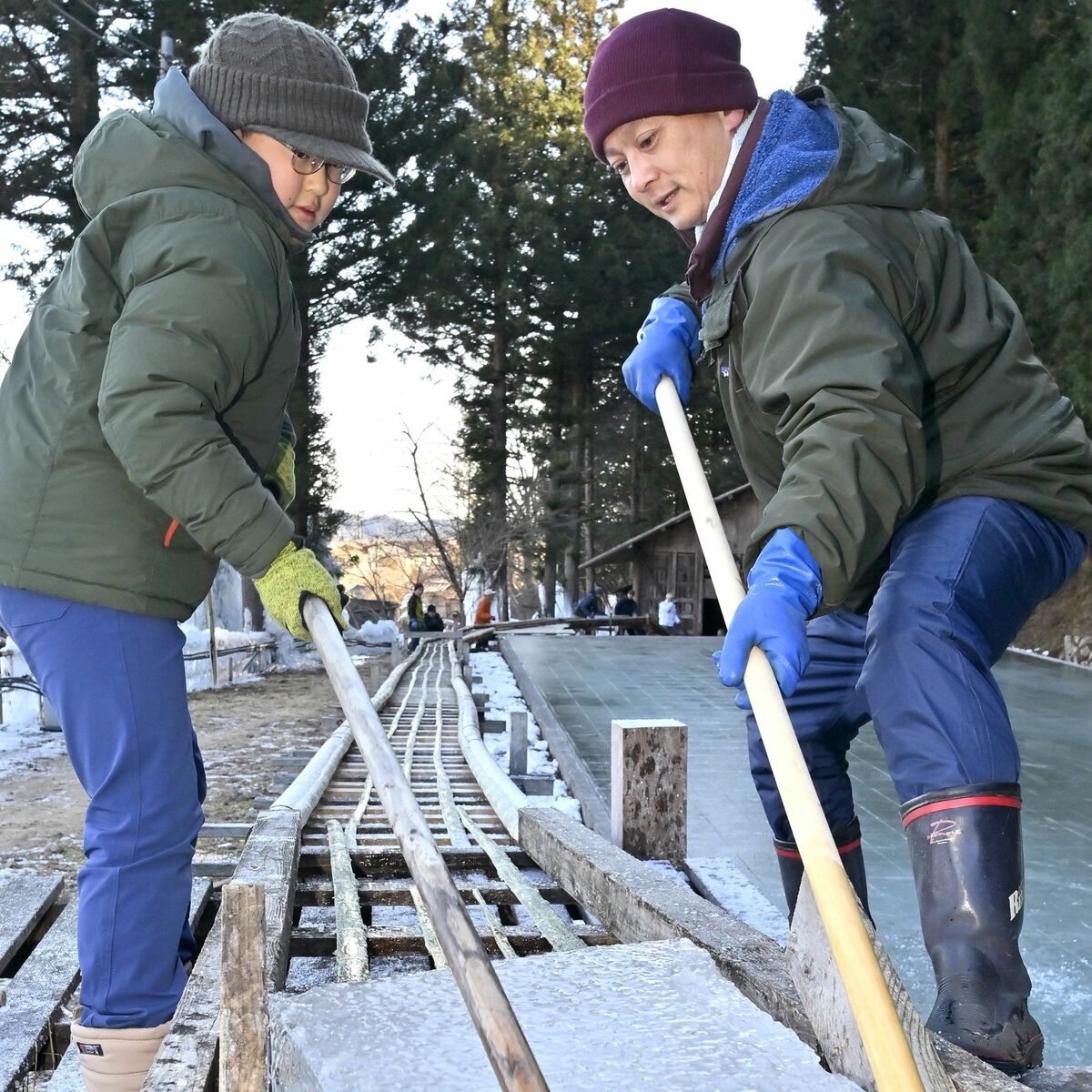 日光で天然氷の切り出しスタート 全国から40人、早朝から作業 GWには 