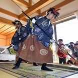 てんぐが家々回り悪魔払い 鹿沼で5年ぶり「板荷のアンバ様」