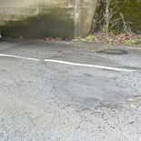 道路の穴で車がパンクしたら？　まず警察に連絡、事故処理が大切　見つけた…