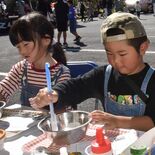初めての乳搾り「楽しかったよ」　那須塩原で酪農フェア　入浴剤づくりなど…