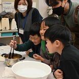 特産ゆずで染色　宇都宮・上河内中央小で体験授業　親子49組が楽しむ