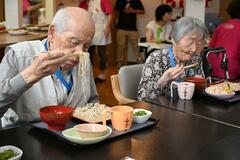 手打ちそばや歌 高齢者ら楽しむ