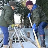 日光で天然氷の切り出しスタート　全国から40人、早朝から作業　GWには全国へ　