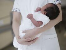 出生数、１０年連続で最少更新