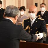 「県民の警察官」に３人　県庁で表彰式