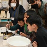 特産ゆずで染色　宇都宮・上河内中央小で体験授業　親子49組が楽しむ