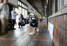 日本一長い廊下で雑巾がけレース開催