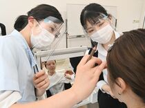 フェースシールド着用しメーク実習