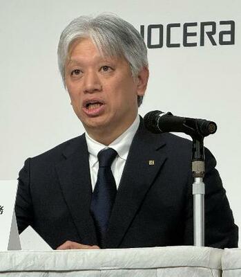 記者会見する京セラの作島史朗取締役執行役員専務=2日午後、京都市下京区