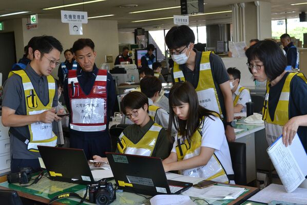 市職員らが真剣な表情で取り組んだ情報伝達訓練