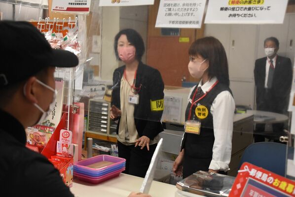 現金を要求する容疑者役に対応する局員