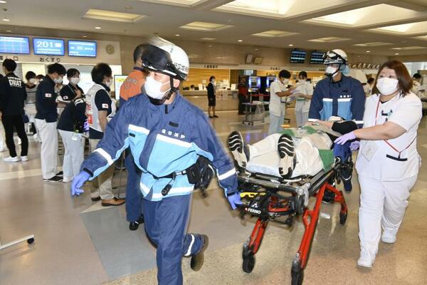 患者をストレッチャーに乗せて病院内を移動した災害初動訓練